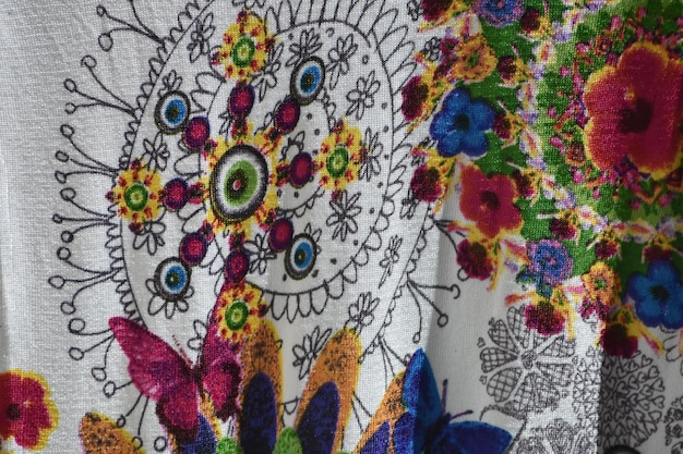 Ręcznie haftowany wzór na tkaninie